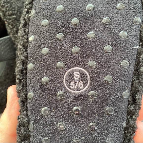 Cat & Jack Avi Single Strap Shearling Slippers - Picture 9 of 9